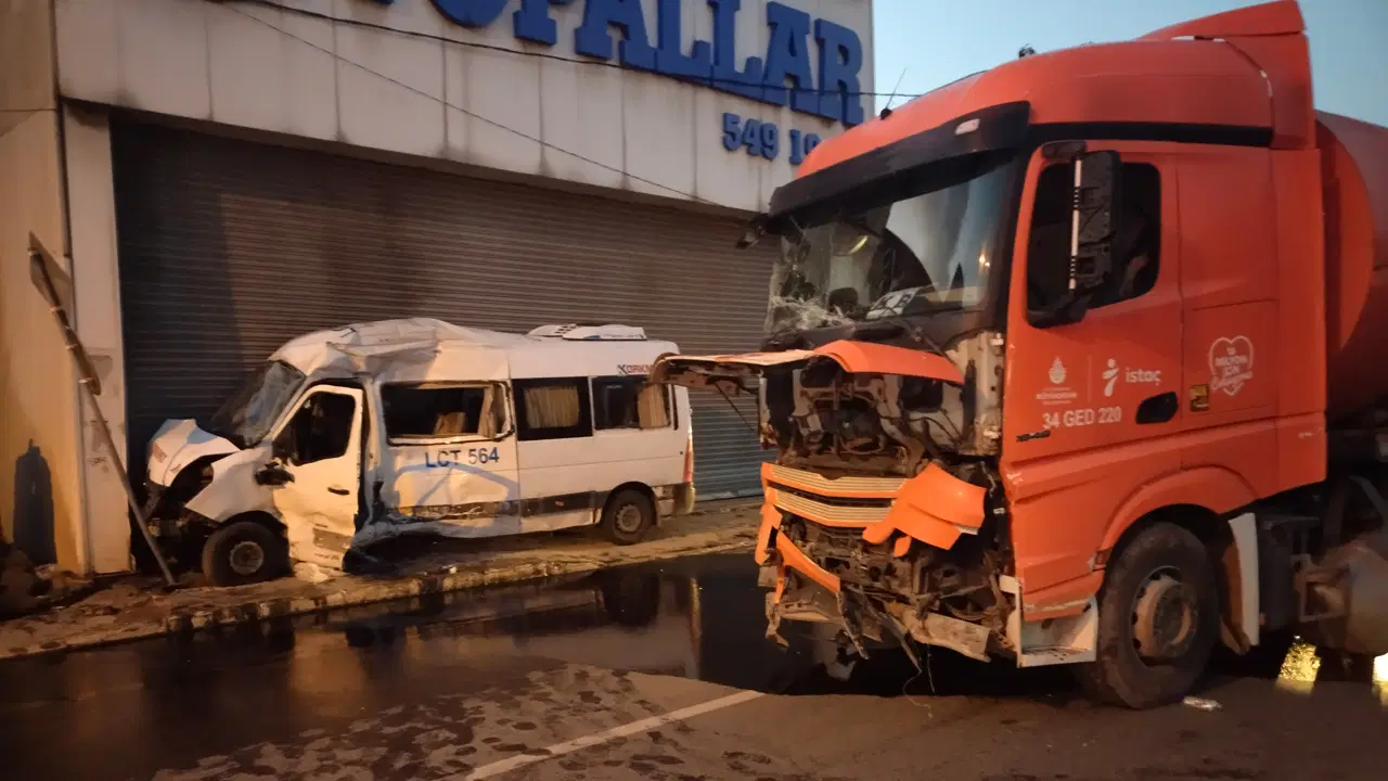 Ümraniye’de servis minibüsü ile İSTAÇ kamyonu çarpıştı: 2 yaralı